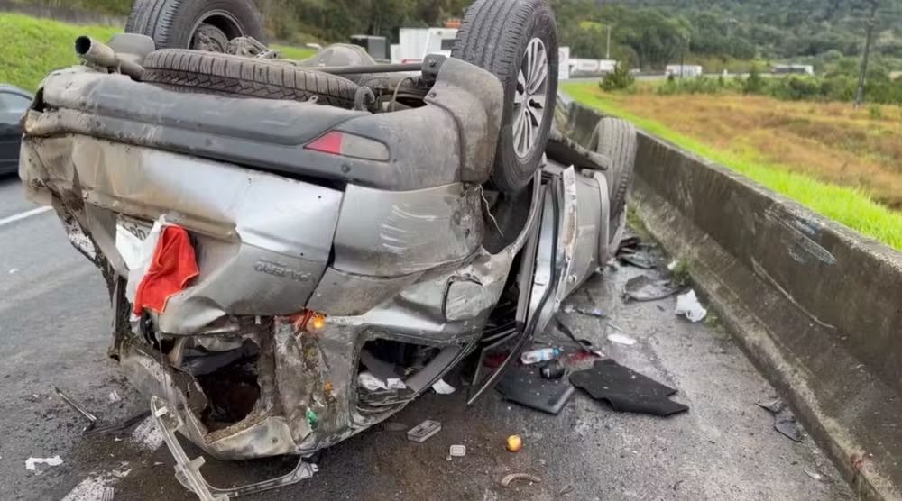 巴西男足前主帅邓加遭遇车祸，车辆直接翻车+损毁严重